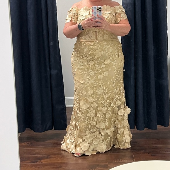 Chic Off-Shoulder Floral Wedding Gown - Picture 4 of 4